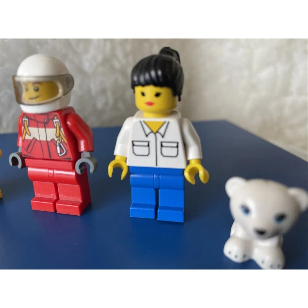 Lego Minifigures‎ Lot of 4! Vintage Spaceman, Fire Pilot, Town Woman, Bear Cub!!